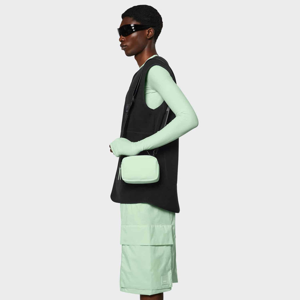Rains Box Bag Micro: Mineral_Model