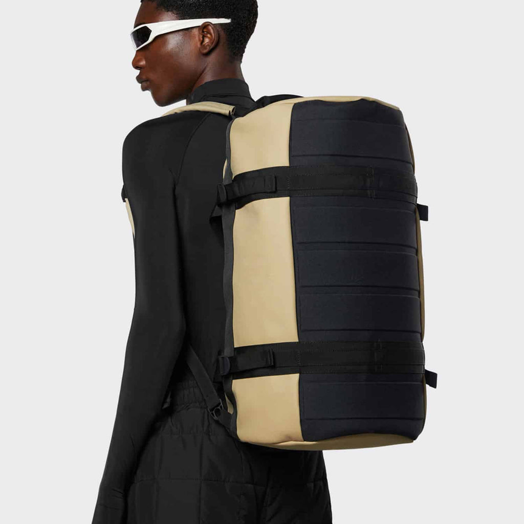 Rains Duffel Bag Small: Sand_Model_1